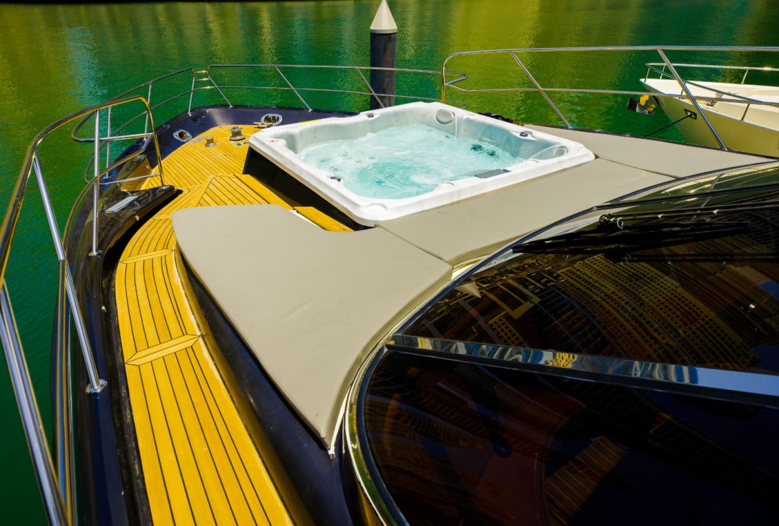 Black-Yacht-95-Feet-front