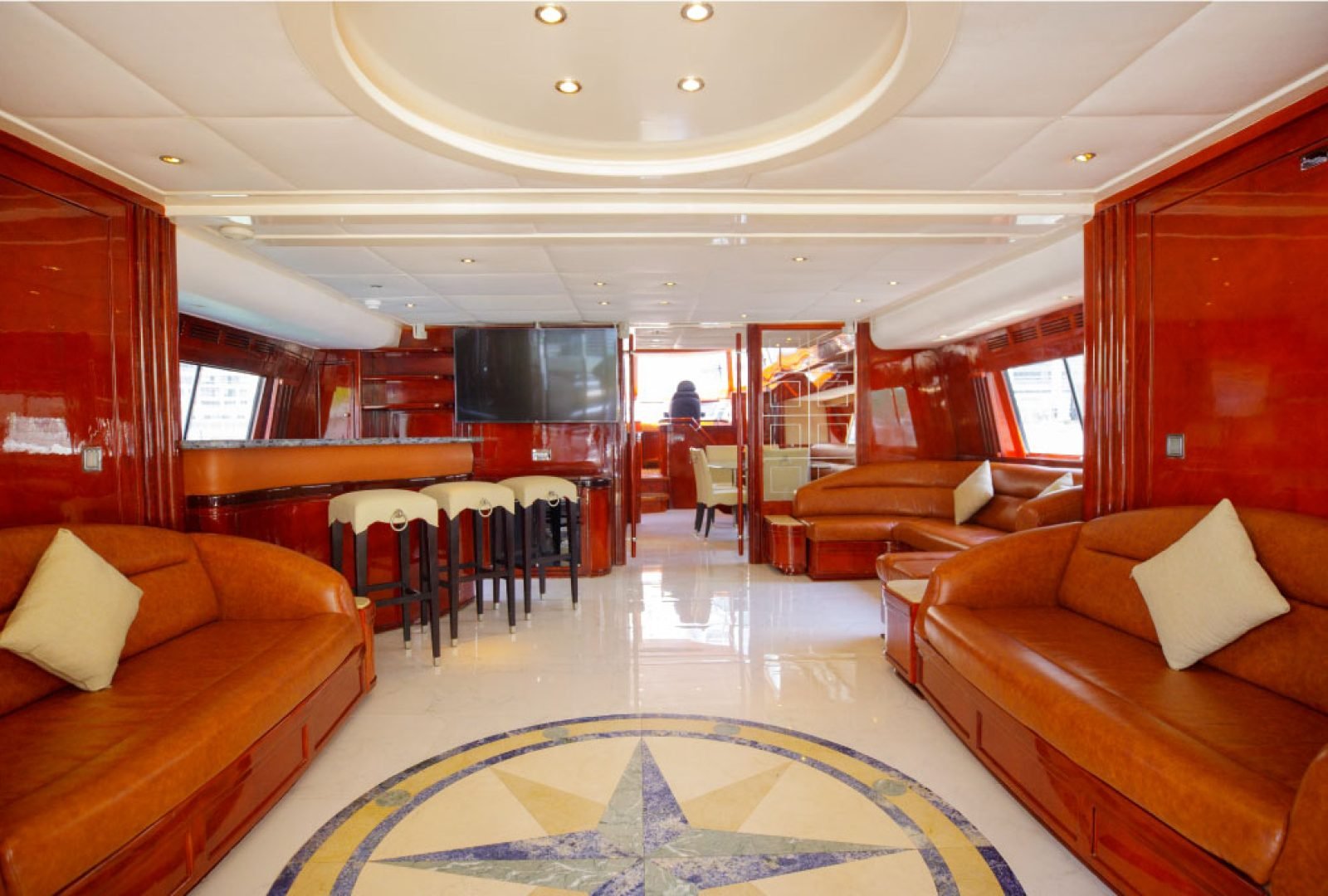 Black-Yacht-saloon